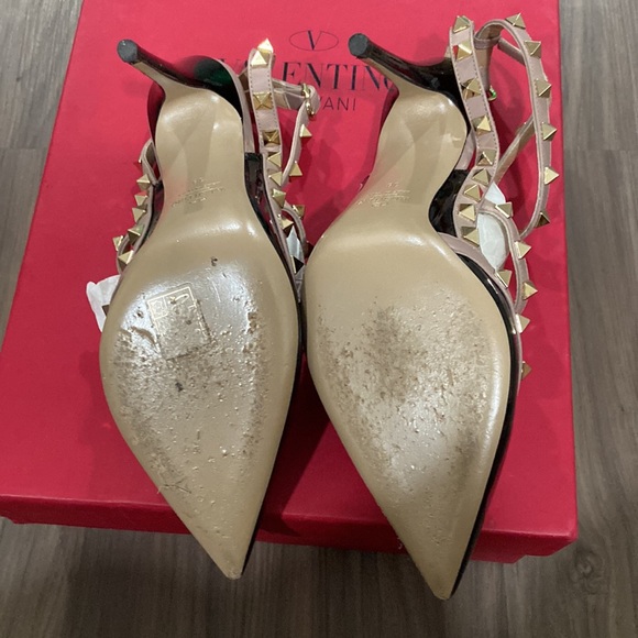(Slightly Used)Valentino Garavani pebbled leather pump. - Picture 3 of 5